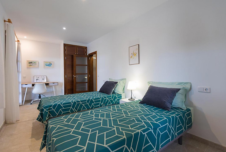 Schlafzimmer mit Einzelbetten und Schreibtisch