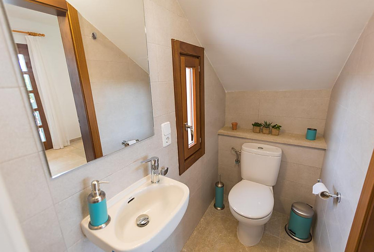 Badezimmer mit Waschbecken und WC