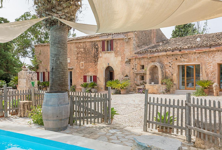 Natursteinfinca mit Garten und Pool