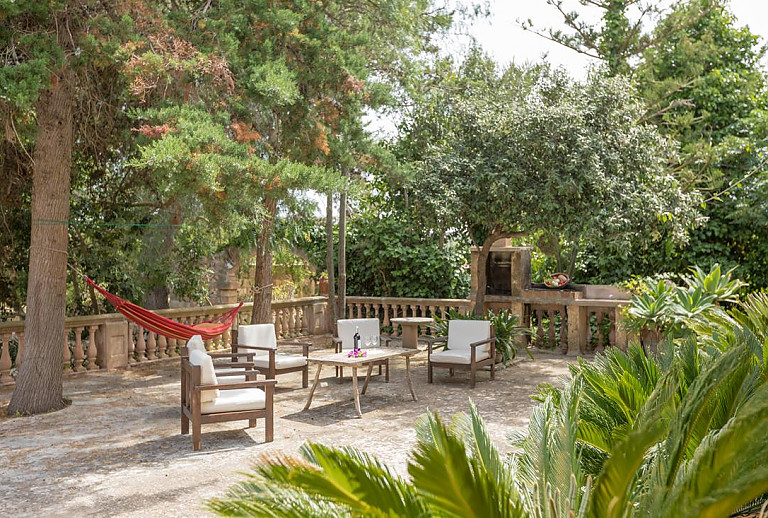 Sitzecke und Grill auf dem Hof