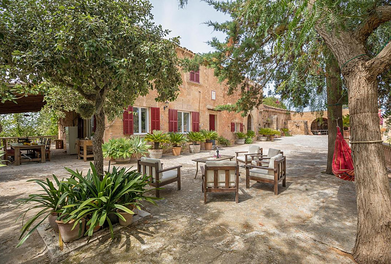 Terrasse mit Vordach und Esstisch