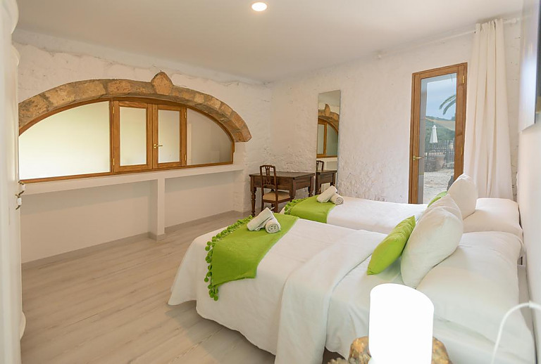 Schlafzimmer mit Einzelbetten und Spiegel