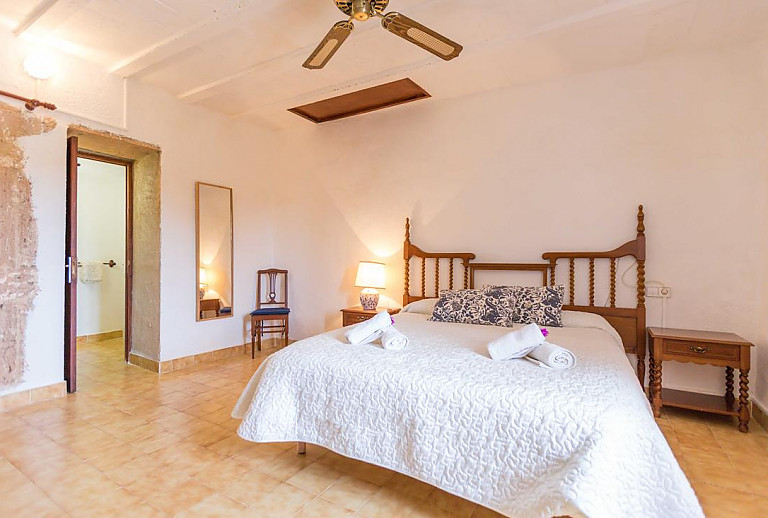 Schlafzimmer mit Doppelbett und Nachttischen