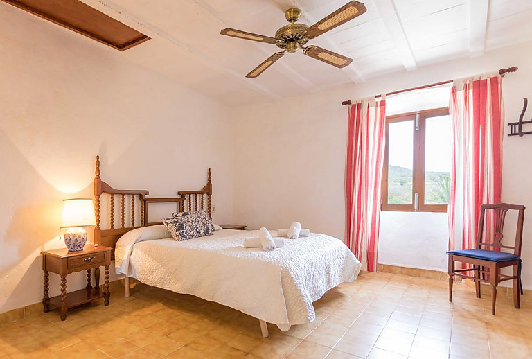 Schlafzimmer mit Doppelbett und Fenster