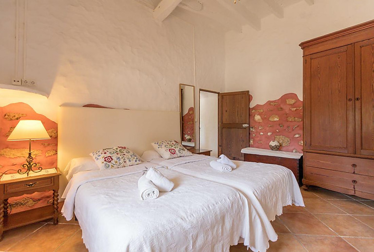 Schlafzimmer mit Einzelbetten und Kleiderschrank