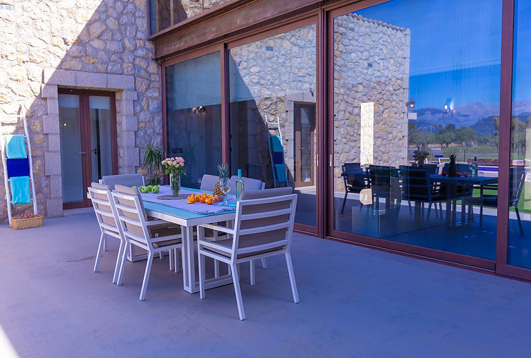 Esstisch und Stühle auf der Terrasse