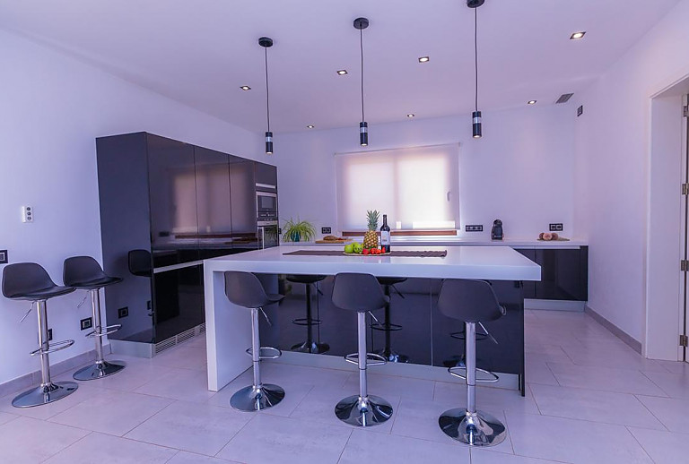 Küche mit Kochinsel und Fenster