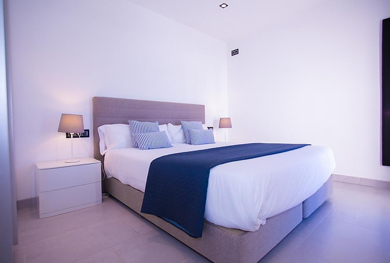 Schlafzimmer mit Doppelbett und Nachttisch