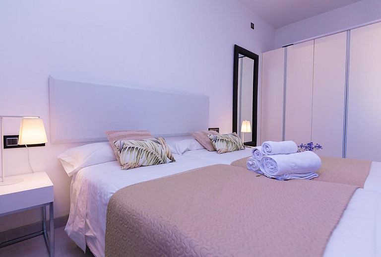 Schlafzimmer mit Einzelbetten und Spiegel