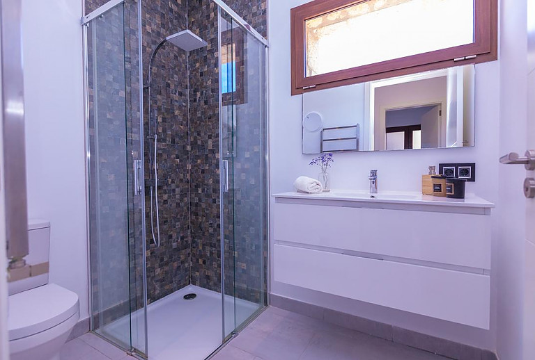 Badezimmer mit Dusche und Waschbecken