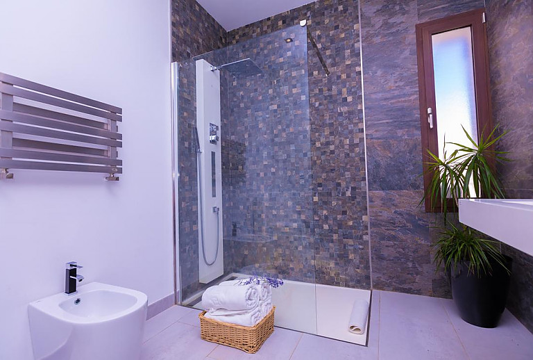 Bad mit Dusche und Fenster