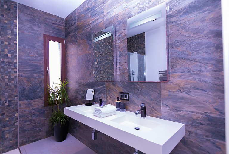 Waschbecken und Spiegel im Bad