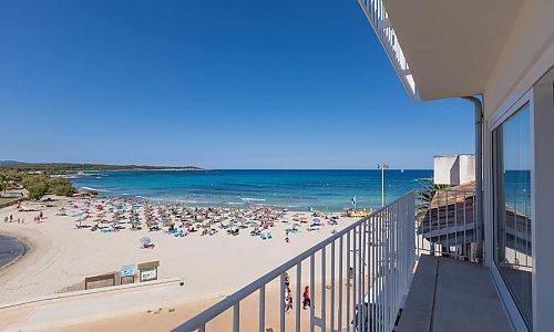 Balkon mit Blick auf den Strand und das Meer