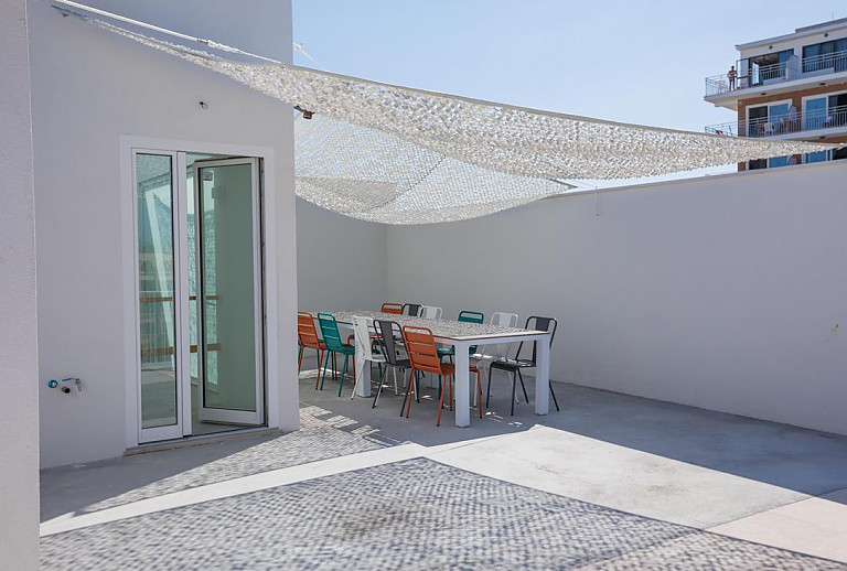 Terrasse mit Vordach und Esstisch