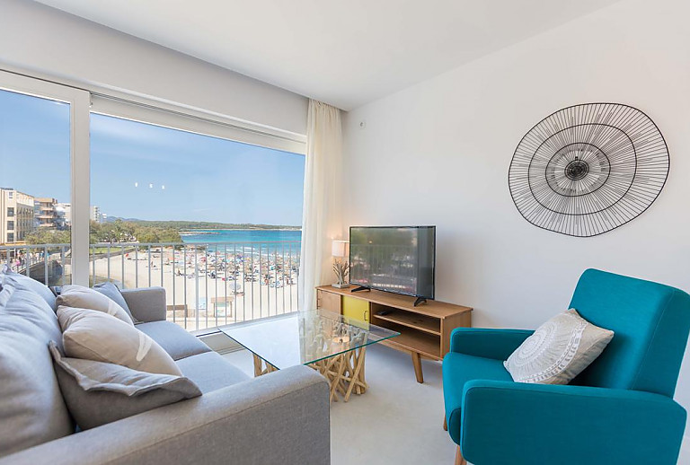 Fernseher und Sessel im Wohnraum