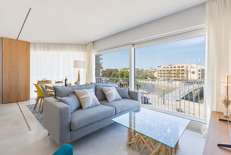 Wohnzimmer mit Balkon und Weitblick