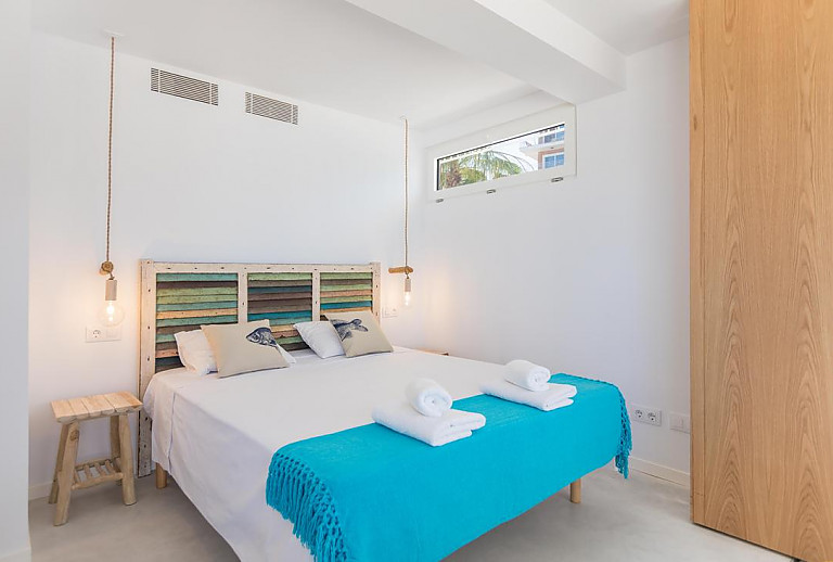 Schlafzimmer mit Doppelbett und Fenster