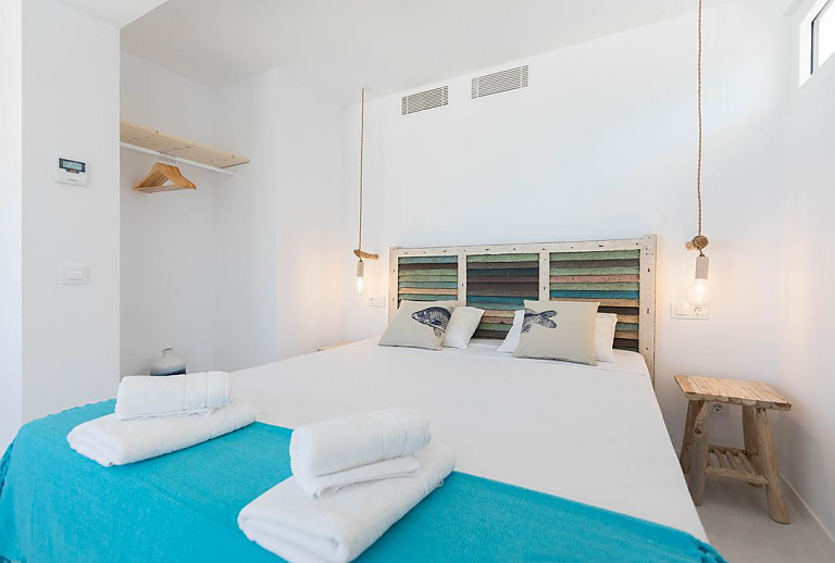 Schlafzimmer mit Doppelbett und Nachttisch