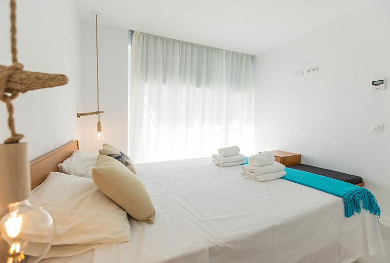 Schlafzimmer mit Doppelbett und Bank