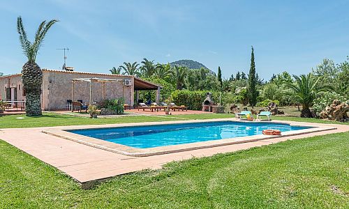 Garten mit Rasen und Pool vor der Finca