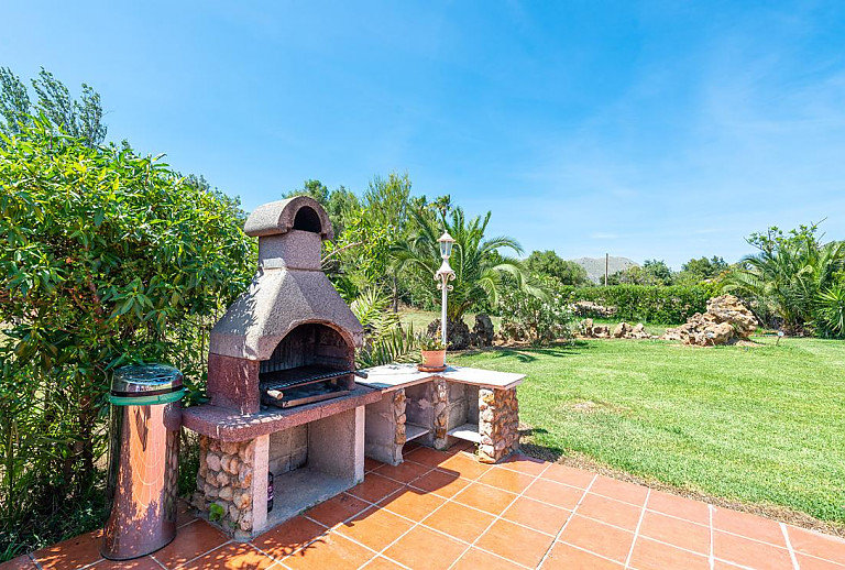 Gemauerter Grill im Garten vor der Finca