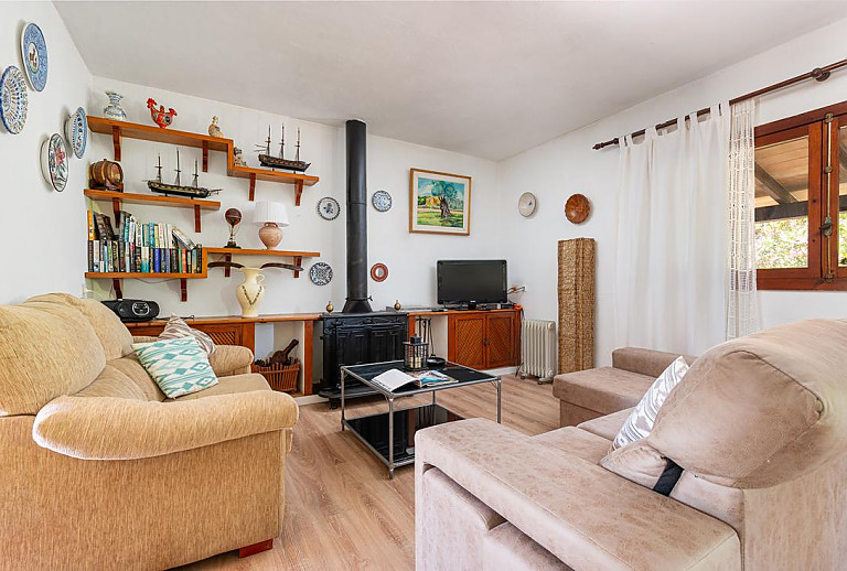 Wohnzimmer mit Ofen und Couch