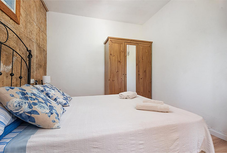 Schlafzimmer mit Doppelbett und Kleiderschrank