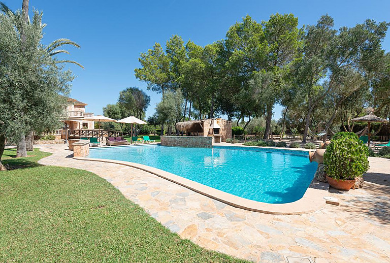 Gartenmöbel am Pool mit Sonnenschirm