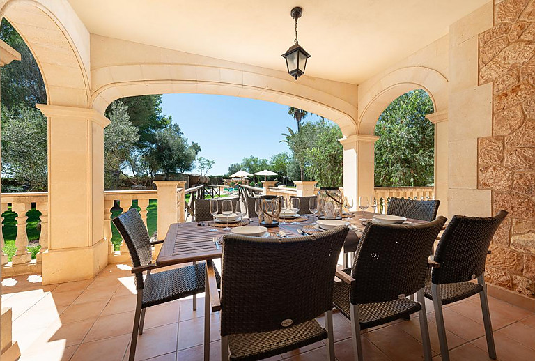 Terrasse mit Vordach und Esstisch