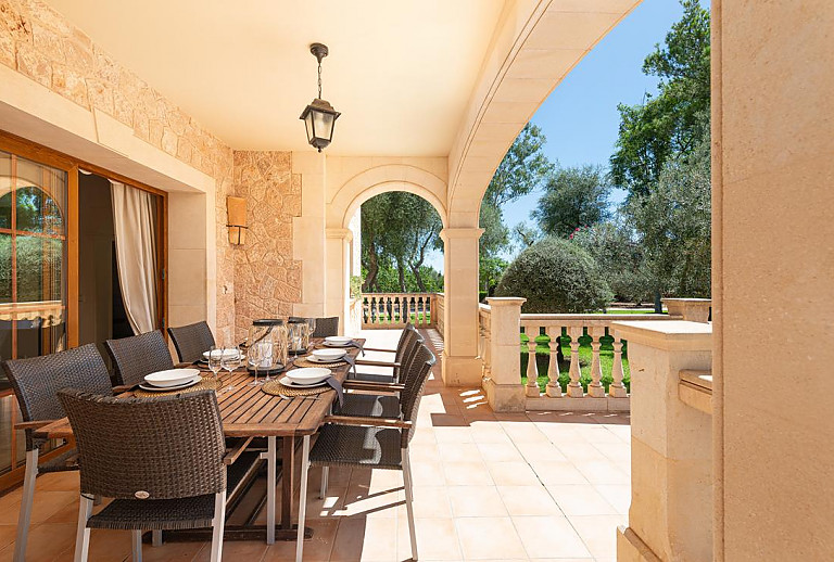 Terrasse mit mit Blick in den Garten und Esstisch