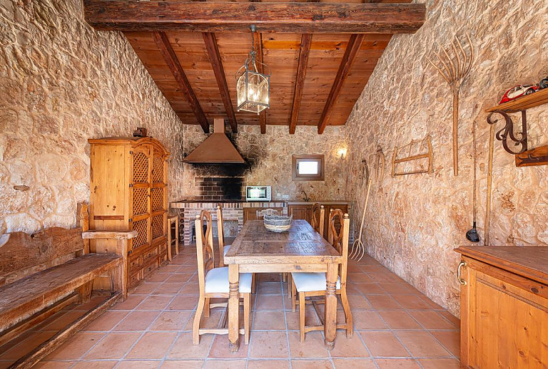 Sommerküche mit Tisch und Grill