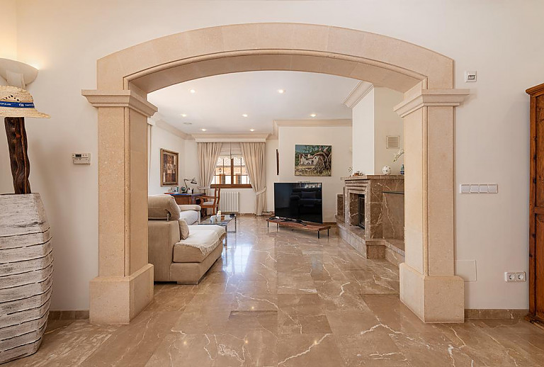 Wohnzimmer mit Fernseher und Couch