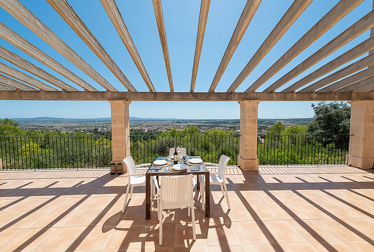Terrasse mit Weitblick und Esstisch