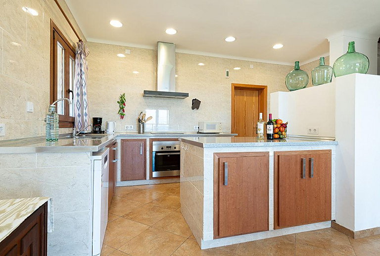 Küche mit Herd und Spüle