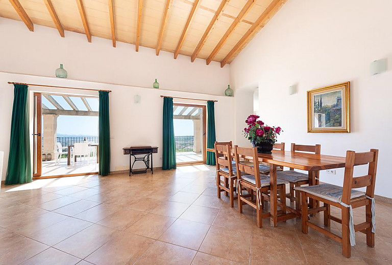 Essbereich mit Tisch und Stühlen