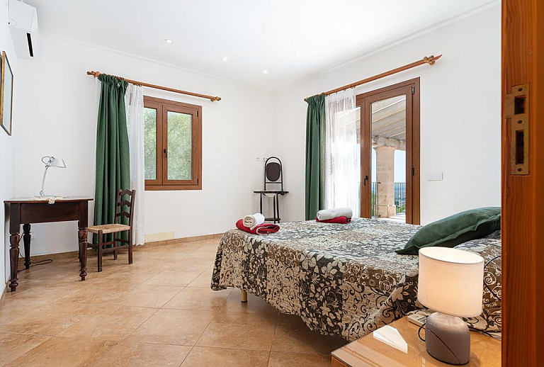 Schlafzimmer mit Doppelbett und Balkon