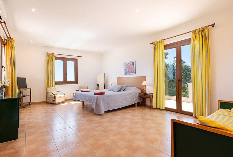 Schlafzimmer mit Doppelbett und Fenster