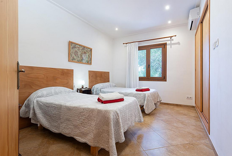 Schlafzimmer mit Einzelbetten und Wandschrank