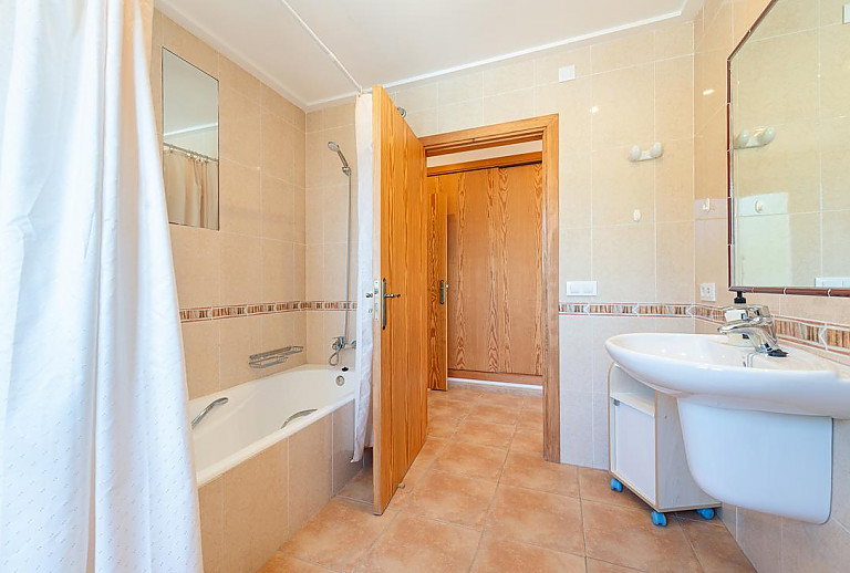 Badezimmer mit Wanne und Spiegel