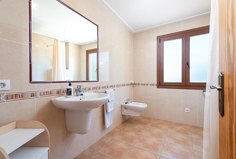 Bad mit Spiegel und Waschbecken