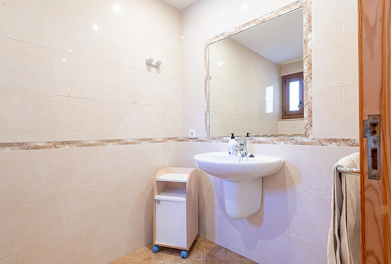 Waschbecken und Spiegel im Bad