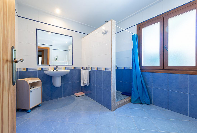 Bad mit Dusche und Spiegel