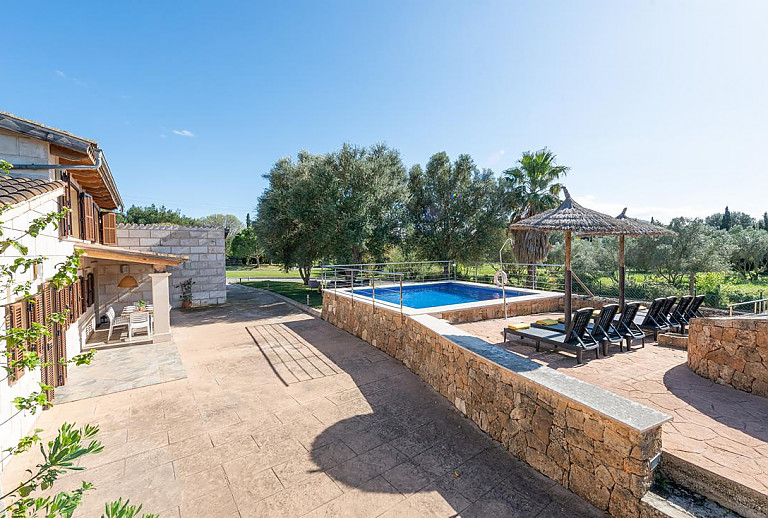 Poolterrasse vor der Finca mit Sonnenliegen