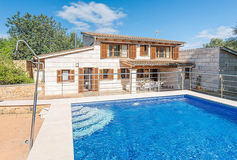 Pool mit Dusche vor der Finca 