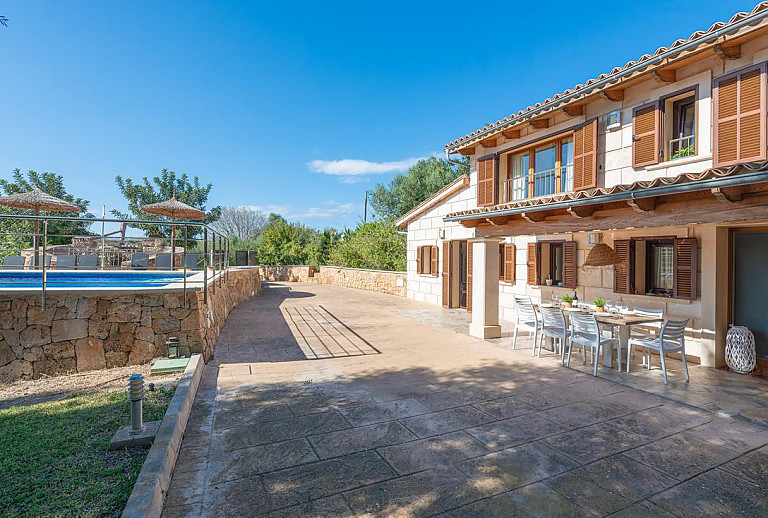 Terrasse mit Vordach und Esstisch