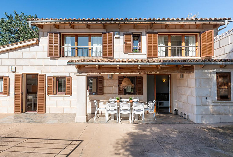 Finca mit Terrasse mit Vordach und Esstisch