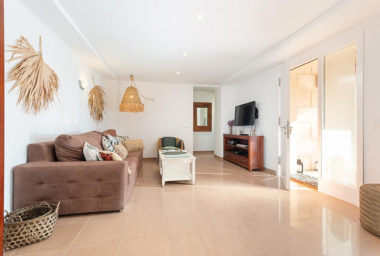 Wohnzimmer mit Fernseher und Couch