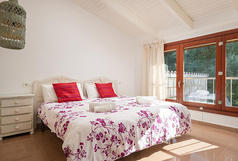 Schlafzimmer mit Doppelbett und Nachttisch