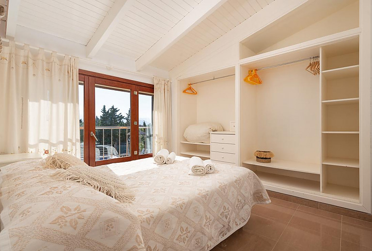 Schlafzimmer mit Doppelbett und Wandschrank