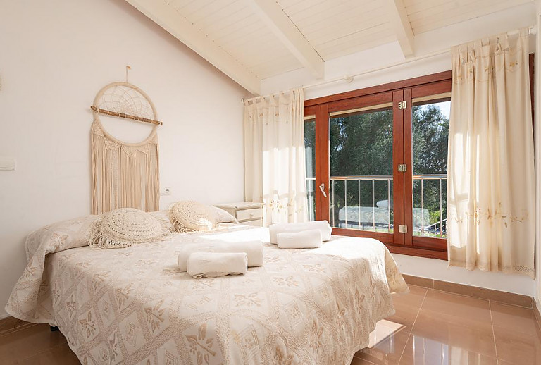 Schlafzimmer mit Doppelbett und Fenster